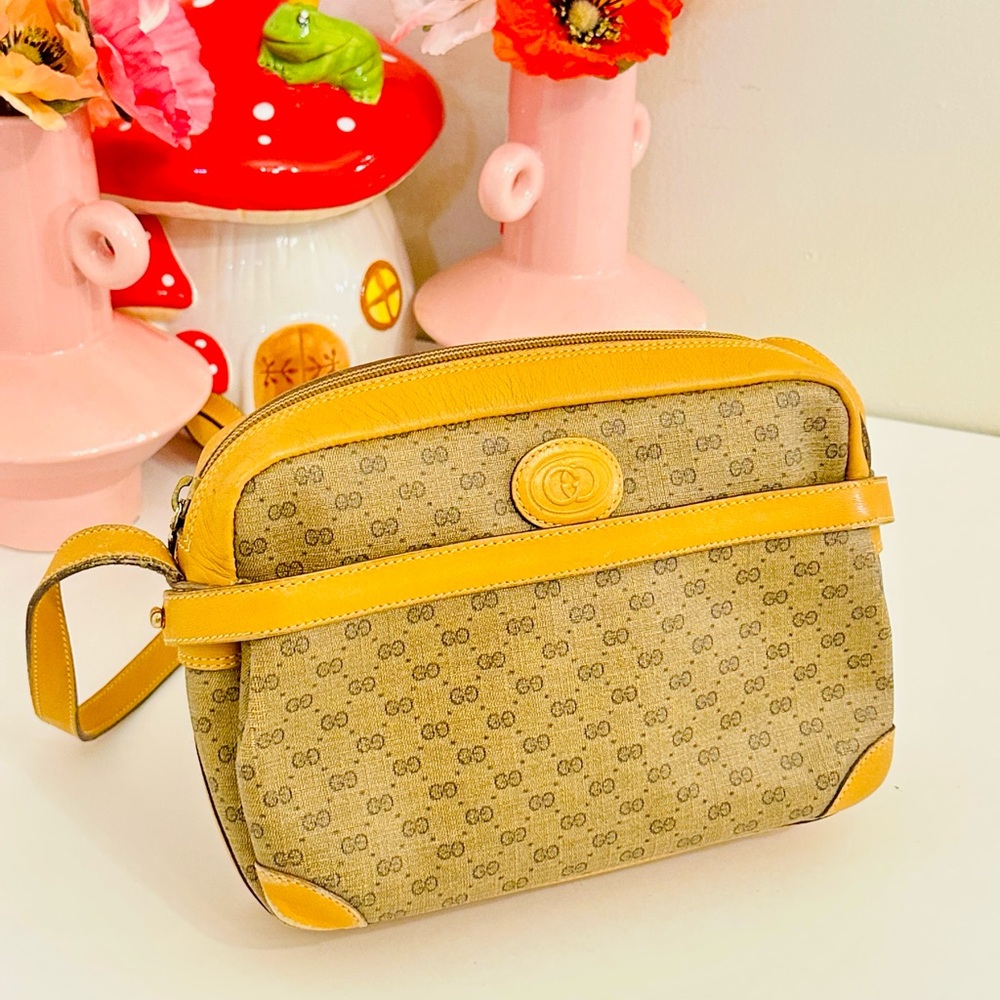 Gucci shoulder bag with iconic gg logo